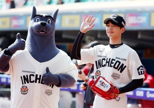 시구자로 나선 샤이니 민호. 사진[연합뉴스]