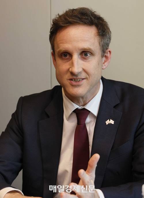 매일경제와 인터뷰하고 있는 샘 리스터 영국 산업통상부 산업전략국장.  <사진=김호영 기자>