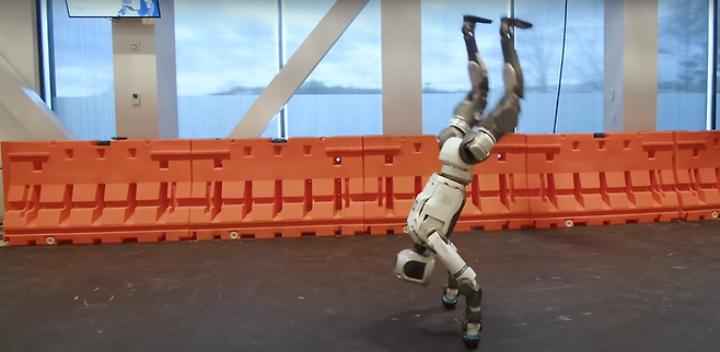 아틀라스가 물구나무 동작을 수행하는 모습 [자료출처=보스턴다이나믹스]