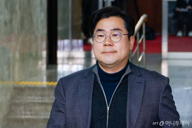 (서울=뉴스1) 안은나 기자 = 박찬대 더불어민주당 원내대표가 19일 저녁 서울 여의도 국회에서 비공개로 열린 비상의원총회에 입장하고 있다. 2025.3.19/뉴스1  Copyright (C) 뉴스1. All rights reserved. 무단 전재 및 재배포,  AI학습 이용 금지. /사진=(서울=뉴스1) 안은나 기자