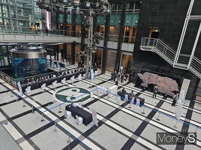 서울 강남구 포스코센터에서 20일 열린 포스코홀딩스 주총은 소란이 가득했다. 사진은 포스코센터 1층에 마련된 주주 명부 확인 장소. /사진=최유빈 기자