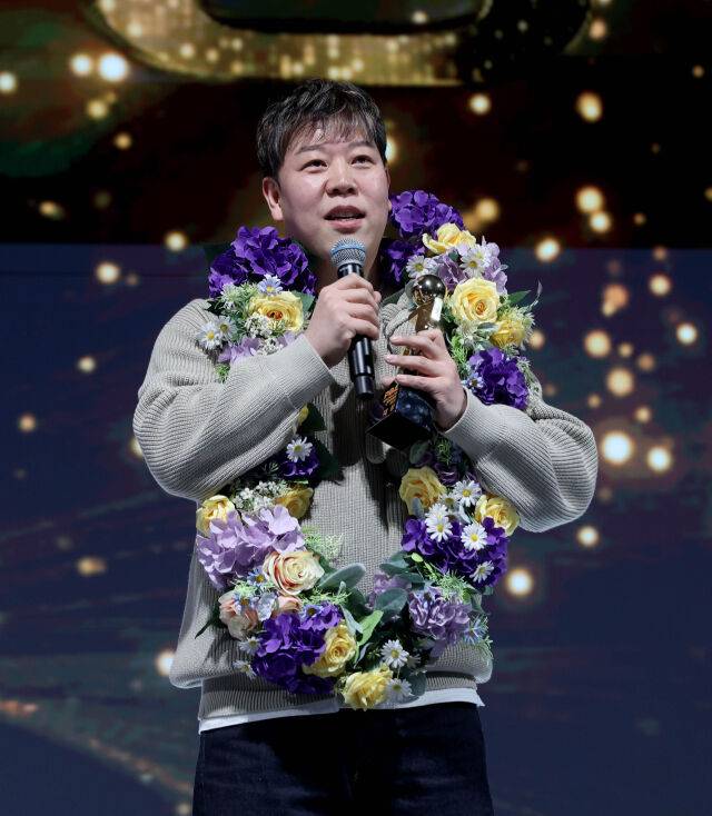 강동궁이 19일 그랜드워커힐 서울 비스타홀에서 진행된 ‘PBA 골든큐 어워즈 2025’에서 대상 수상 후 소감을 전하고 있다./PBA