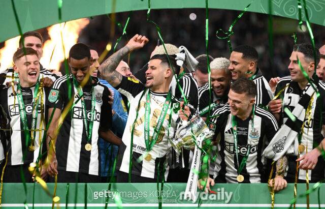 토트넘은 17년째 우승 트로피가 없다. 팀을 떠난 선수중 무려 44명이 우승을 경험했다.최근 열린 카라바오컵에서 우승한 트리피어가 트로피를 들고 환호하고 있다./게티이미지코리아