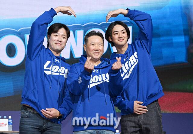 삼성 라이온즈 강민호, 박진만 감독, 구자욱(왼쪽부터)이 20일 오후 서울 잠실 롯데호텔 월드에서 진행된 '2025 프로야구 KBO 미디어데이'에서 포토타임을 갖고 있다.올시즌에는 맞춤형 피치클락 도입, 연장전 이닝 축소(12회→11회), 비디오판독 대상 확대 등 리그의 공정성을 강화하고 박진감 넘치는 경기를 선보이기 위한 다양한 조치들이 이루어 진다. 2025 KBO리그는 22일 오후 2시 잠실, 문학, 수원, 대구, 광주 등 5개 구장에서 일제히 개막한다./잠실 = 송일섭 기자