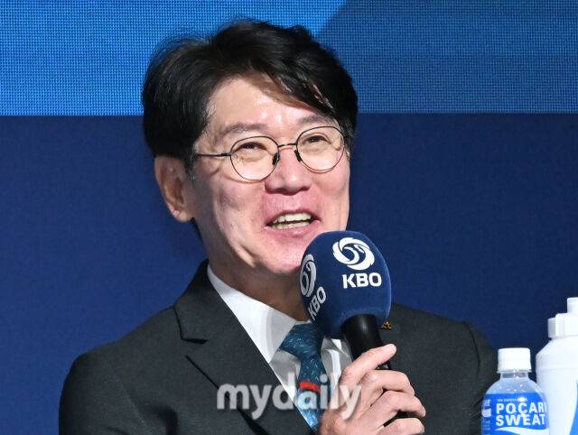 KT 이강철 감독이 20일 오후 서울 잠실 롯데호텔 월드에서 진행된 '2025 프로야구 KBO 미디어데이'에서 이야기를 하고 있다.올시즌에는 맞춤형 피치클락 도입, 연장전 이닝 축소(12회→11회), 비디오판독 대상 확대 등 리그의 공정성을 강화하고 박진감 넘치는 경기를 선보이기 위한 다양한 조치들이 이루어 진다. 2025 KBO리그는 22일 오후 2시 잠실, 문학, 수원, 대구, 광주 등 5개 구장에서 일제히 개막한다./잠실 = 송일섭 기자