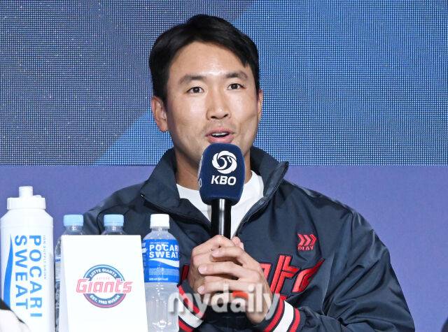 롯데 전준우가 20일 오후 서울 잠실 롯데호텔 월드에서 진행된 '2025 프로야구 KBO 미디어데이'에서 이야기를 하고 있다./잠실=송일섭 기자 andlyu@mydaily.co.kr