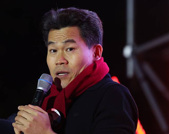 13일 서울 청계광장에서 열린 대통령국민변호인단 출범식에서 한국사 강사 전한길 씨가 발언하고 있다. [연합]