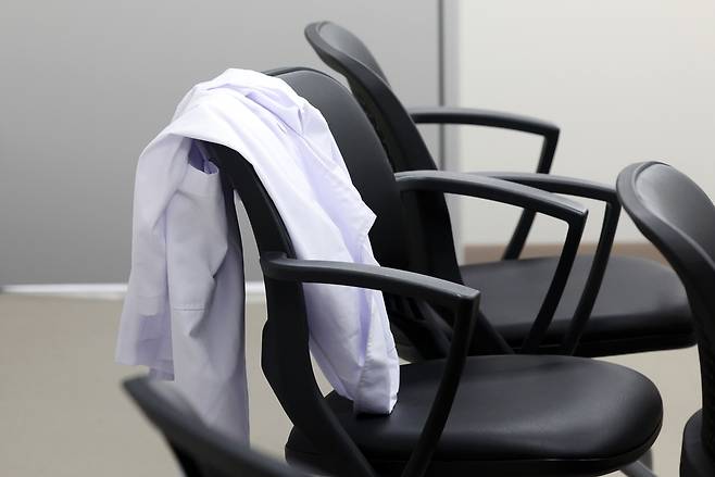 주요 대학 의과대학들이 이번주 말 혹은 다음주 초를 복귀 시한으로 제시했다. 일부 의대생은 복귀 의사를 밝히기도 했으나 아직 대규모 복학 움직임은 없는 상황이다. 사진은 서울 시내 한 의대 연구실 의자에 걸린 가운  [연합]