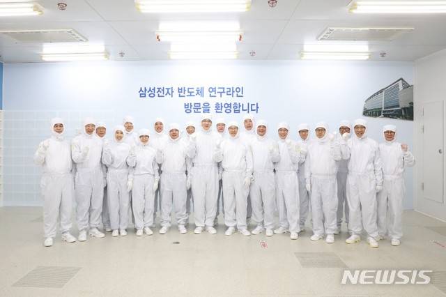 【서울=뉴시스】이영환 기자 = 더불어민주당 홍영표 원내대표가 30일 오후 경기 화성시 삼성전자 화성캠퍼스에서 이재용 삼성전자 부회장 등과 파이팅을 외치고 있다. 2019.01.30. (사진=더불어민주당 제공)  photo@newsis.com