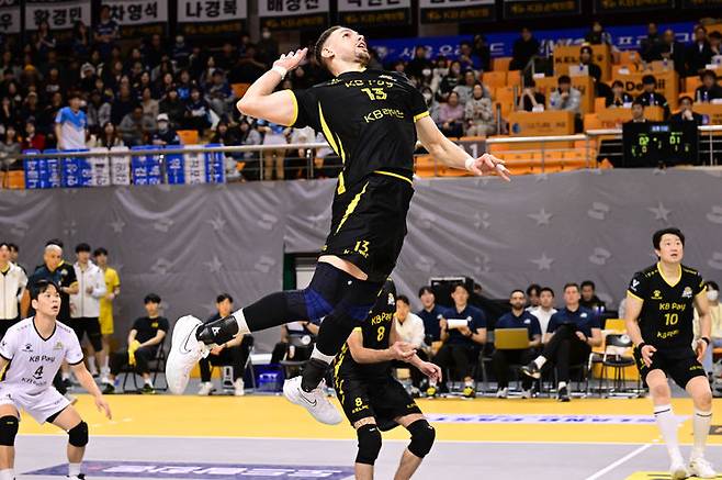 [서울=뉴시스] 프로배구 KB손해보험 비예나가 지난달 19일 의정부 경민대학교 체육관에서 열린 도드람 2024~2025 V-리그 남자부 경기에서 우리카드를 상대로 공격을 시도하고 있다. (사진=KOVO 제공) 2025.02.19. *재판매 및 DB 금지