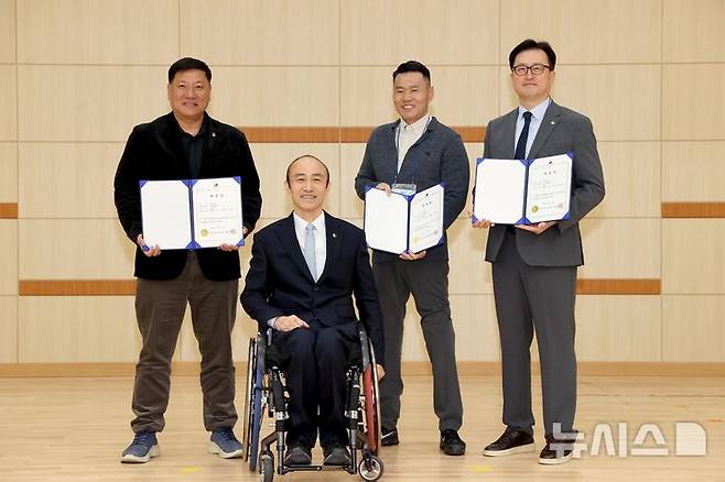 [서울=뉴시스]왼쪽부터 유진국 심판위원장, 정진완 회장, 신의현 선수위원장, 임광택 지도자위원장. (사진=대한장애인체육회 제공)