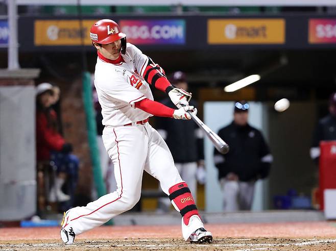 [서울=뉴시스] 프로야구 SSG 랜더스 최정이 지난 13일 인천SSG랜더스필드에서 열린 키움 히어로즈와의 2025 KBO 시범경기에서 8회 2점 홈런을 치고 있다. (사진=SSG 랜더스 제공) 2025.03.13. *재판매 및 DB 금지