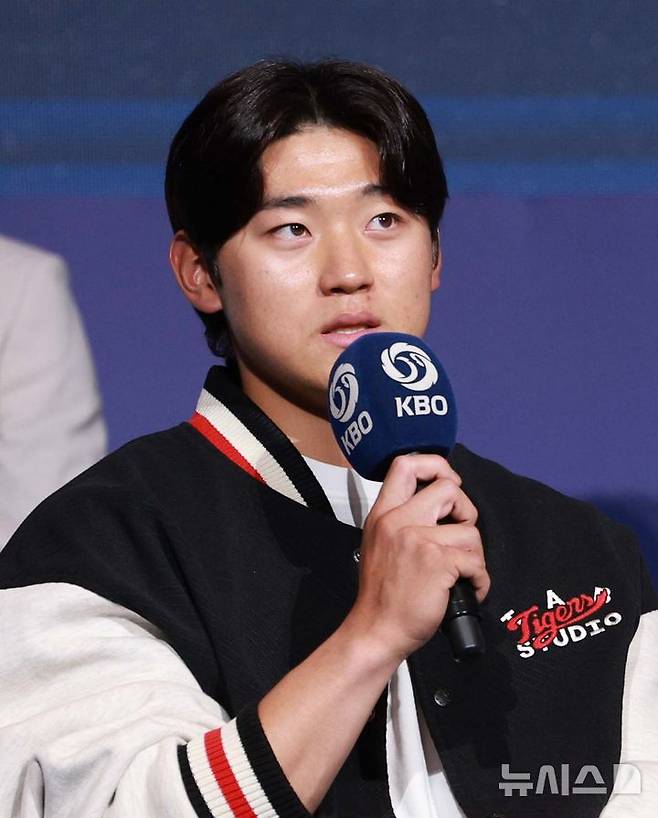 [서울=뉴시스] 고범준 기자 = 20일 서울 송파구 롯데호텔 월드 크리스탈볼룸에서 열린 2025 신한 SOL Bank KBO 미디어데이에서 KIA 김도영이 각오를 말하고 있다. 2025.03.20. bjko@newsis.com