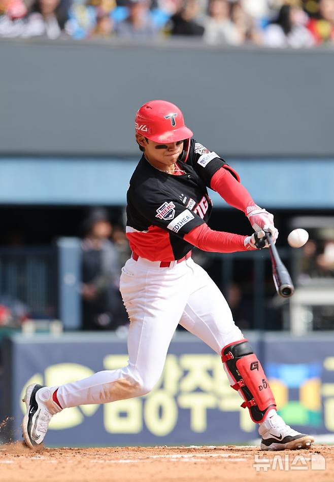 [서울=뉴시스] 김금보 기자 = 13일 오후 서울 송파구 잠실야구장에서 열린 2025 프로야구 두산 베어스와 KIA 타이거즈의 시범경기, 7회초 무사 1루 KIA 김도영이 플라이를 치고 있다. 2025.03.13. kgb@newsis.com