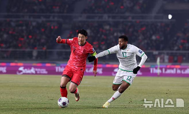 [고양=뉴시스] 김선웅 기자 = 20일 오후 경기 고양시 고양종합운동장에서 열린 '2026 국제축구연맹(FIFA) 북중미 월드컵 아시아 지역 3차 예선 B조 7차전' 대한민국과 오만의 경기, 손흥민이 오만 선수와 볼을 다투고 있다. 2025.03.20. mangusta@newsis.com