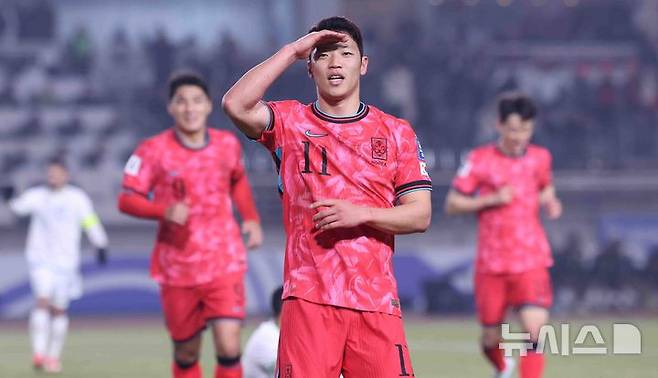 [고양=뉴시스] 추상철 기자 = 20일 오후 경기 고양시 고양종합운동장에서 열린 '2026 국제축구연맹(FIFA) 북중미 월드컵 아시아 지역 3차 예선 B조 7차전' 대한민국과 오만의 경기, 황희찬이 골을 성공시킨 후 기뻐하고 있다. 2025.03.20. scchoo@newsis.com