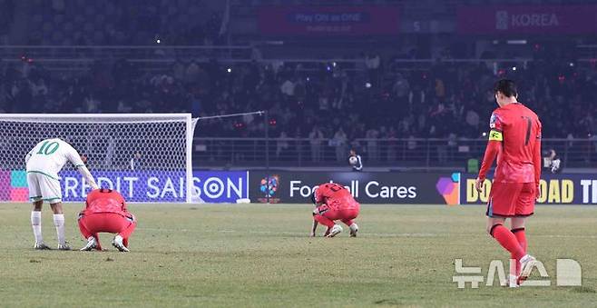 [고양=뉴시스] 추상철 기자 = 20일 오후 경기 고양시 고양종합운동장에서 열린 '2026 국제축구연맹(FIFA) 북중미 월드컵 아시아 지역 3차 예선 B조 7차전' 대한민국과 오만의 경기, 1대1 무승부로 경기를 마친 대한민국 선수들이 아쉬워하고 있다. 2025.03.20. scchoo@newsis.com