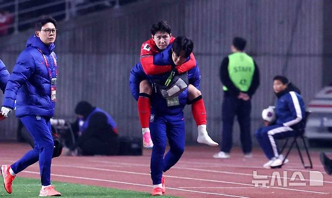 [고양=뉴시스] 추상철 기자 = 20일 오후 경기 고양시 고양종합운동장에서 열린 '2026 국제축구연맹(FIFA) 북중미 월드컵 아시아 지역 3차 예선 B조 7차전' 대한민국과 오만의 경기, 부상당한 이강인이 퇴장하고 있다. 2025.03.20. scchoo@newsis.com