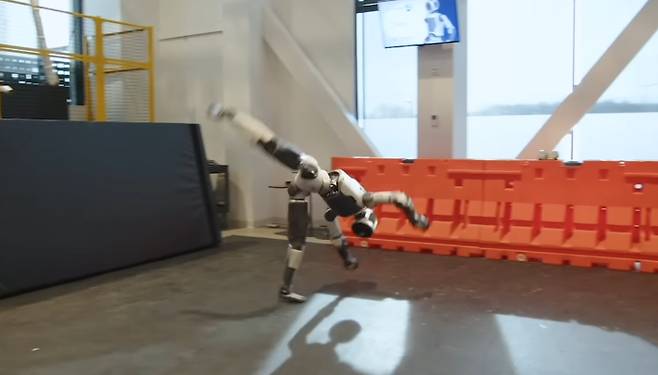 보스턴다이내믹스(Boston Dynamics) 유튜브 영상 캡처