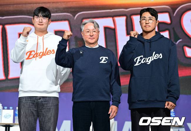 [OSEN=조은정 기자]’2025 신한 SOL Bank KBO 미디어데이 & 팬페스트’가 20일 서울 송파구 롯데호텔 월드에서 열렸다.  이번 행사에는 각 구단의 감독을 비롯해 KIA 나성범, 김도영, 삼성 구자욱, 강민호, LG 박해민, 홍창기, 두산 양의지, 김택연, KT 장성우, 강백호, SSG 김광현, 박성한, 롯데 전준우, 윤동희, 한화 채은성, 김서현, NC 박민우, 김형준, 키움 송성문, 이주형 등 KBO 리그 10개 구단 주장과 대표 선수가 참석한다.한화 김서현, 김경문 감독, 채은성이 포즈를 취하고 있다. /cej@osen.co.kr