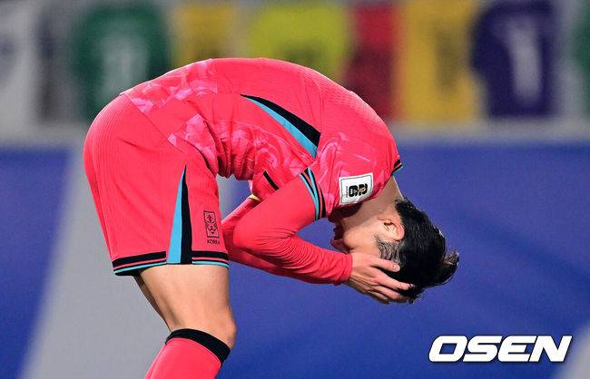 [OSEN=고양, 최규한 기자] 대한민국 남자축구대표팀이 20일 고양종합운동장에서 ‘2026 국제축구연맹(FIFA) 북중미 월드컵’ 아시아지역 3차 예선 B조 7차전 오만과 맞대결을 펼쳤다.B조에 속해 있는&nbsp;한국은 4승 2무, 승점 14로 조 선두를 달리고 있다. 2위는 이라크(승점 11), 3위는 요르단(승점 9)이다.&nbsp;한국이 이번 2연전에서 2승을 거두면 북중미 월드컵 본선진출을 조기에 확정한다.&nbsp;후반 한국 손흥민이 찬스를 놓친 뒤 아쉬워하고 있다. 2025.03.20 / dreamer@osen.co.kr