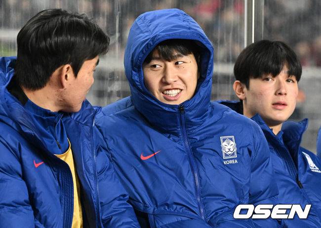 [OSEN=고양, 이대선 기자] 20일 오후 경기도 고양종합운동장에서 2026 국제축구연맹(FIFA) 북중미 월드컵 아시아지역 3차 예선 B조 7차전 한국과 오만의 경기가 열렸다.승점 14점(4승 2무)으로 B조 1위를 유지하고 있는 한국이 오만전과 25일 예정된 요르단전에서 모두 승리해 승점 6점을 얻어낸다면,&nbsp;6월&nbsp;예정된&nbsp;이라크, 쿠웨이트와 경기 결과와 상관없이 11회 연속 월드컵 본선 진출을 &nbsp;확정 짓는다.경기에 앞서 한국 이강인이 벤치에서 동료들과 이야기를 나누고 있다. 2025.03.20 /sunday@osen.co.kr