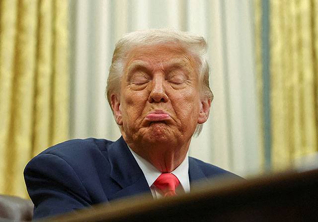 ▲ 6일(현지시간) 도널드 트럼프 미국 대통령이 백악관 집무실에서 기자들의 질문에 답하고 있다. ⓒ로이터=연합뉴스