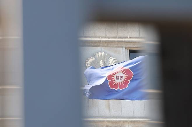 지난 19일 서울 종로구 헌법재판소에서 깃발이 바람에 휘날리고 있다. 연합뉴스