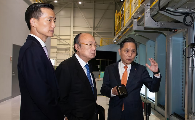 김승연 회장과 김동관 부회장이 한화오션 시흥R&D캠퍼스의 상업용 세계 최대 공동수조를 방문해 시연을 지켜보고 있다. 한화그룹 제공