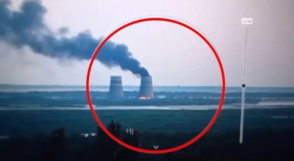 2024년 8월 11일 러시아군이 점령 중인 우크라이나 자포리자 원전에서 불길과 함께 검은 연기가 치솟고 있다. 볼로디미르 젤렌스키 우크라이나 대통령 텔레그램 캡처