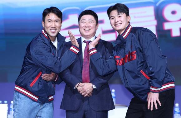 포즈 취하는 롯데 - 롯데 김태형(가운데) 감독과 전준우(왼쪽), 윤동희가 20일 서울 송파구 롯데호텔월드에서 열린 2025 신한 SOL Bank KBO 프로야구 개막 미디어데이에서 포즈를 취하고 있다. 2025.3.20. 연합뉴스