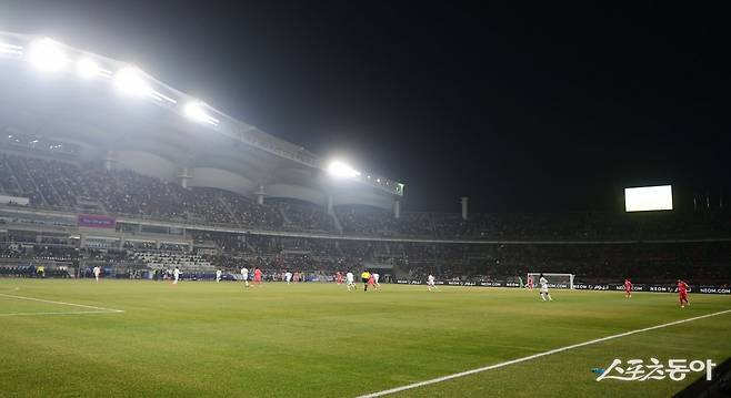축구국가대표팀 선수들이 20일 고양종합운동장에서 열린 오만과 2026북중미월드컵 아시아 최종예선 7차전 홈경기를 치르고 있다. 민심이 바닥을 친 상황에서 1-1 무승부로 결과까지 내지 못하자 경기장은 순식간에 적막에 휩싸였다.  고양 ｜ 주현희 기자 teth1147@donga.com