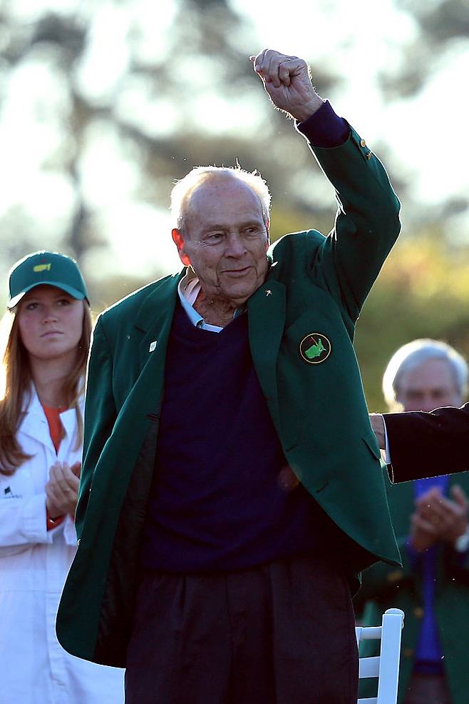 아널드 파머의 그린 재킷을 포함한 마스터스 토너먼트 기념품 수백만 달러 어치를 훔친 전 오거스타 내셔널 창고직원이 징역 1년형을 선고받았다. 2016년 마스터스에서 아널드 파머가 그린 재킷을 입고 기념 행사에서 팬들에게 인사하고 있다. ｜게티이미지