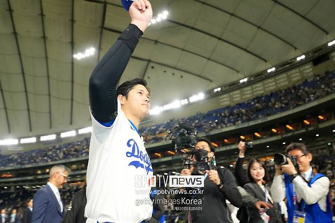 ▲ LA 다저스 오타니 쇼헤이가&nbsp;19일 일본 도쿄돔에서 열린 2025 메이저리그 월드투어 도쿄시리즈 시카고 컵스와의 경기를 마치고 팬들의 환호에 화답하고 있다.