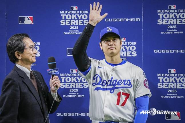 오타니 쇼헤이(오른쪽)가 일본 팬들에게 인사하고 있다. /AFPBBNews=뉴스1