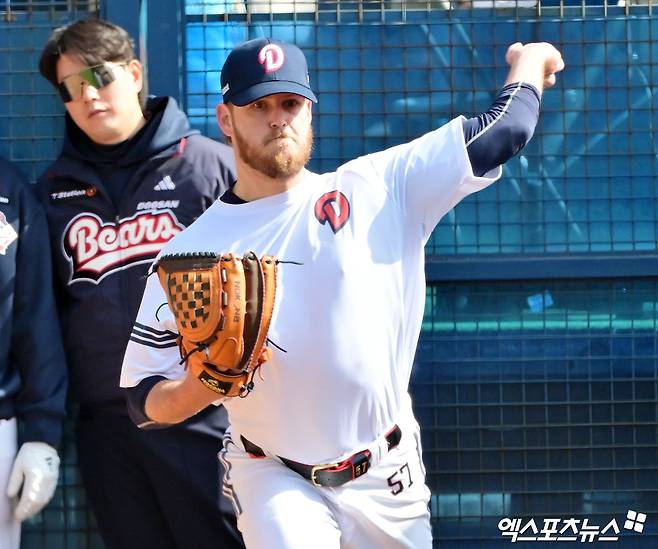 14일 오후 서울 송파구 잠실야구장에서 열리는 '2025 신한 SOL Bank KBO리그' KIA 타이거즈와 두산 베어스의 시범경기, 두산 콜 어빈이 공을 힘차게 던지고 있다. 엑스포츠뉴스 DB