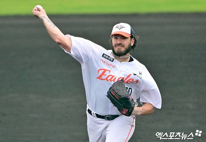 한화 투수 폰세는 오는 22일 KT위즈파크에서 열릴 '2025 신한 SOL Bank KBO 리그' KT와 경기에 선발 등판할 계획이다. 그는 비시즌 인상적인 투구를 선보여 개막전 선발이라는 영예를 얻었다. 엑스포츠뉴스 DB