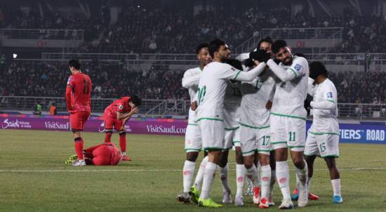 홍명보 감독이 이끄는 대한민국 축구대표팀은 20일 고양종합운동장에서 열린 2026 월드컵 아시아 3차예선 B조 7차전 오만과의 홈 경기에서 전반 41분 황희찬이 선제골을 터트렸으나 후반 35분 알리 알 부사이디에 통한의 동점포를 내주고 1-1로 비겼다. 이날 무승부로 지난해 11월 약체 팔레스타인과의 원정 경기에 이어 월드컵 3차예선 두 경기 연속 무승부를 기록하는 부진에 빠졌다. 한국은 4승 3무(승점 15)로 무패 행진을 질주하며 B조 선두를 지키긴 했으나&nbsp;B조 2위 이라크(승점 11), 3위 요르단(승점 9)에 추격의 빌미를 내줬다. 이날 무승부로 한국은 이달 홈 2연전에서 본선행 조기 확정에 성공하겠다는 계획에 큰 차질을 빚었다. 연합뉴스