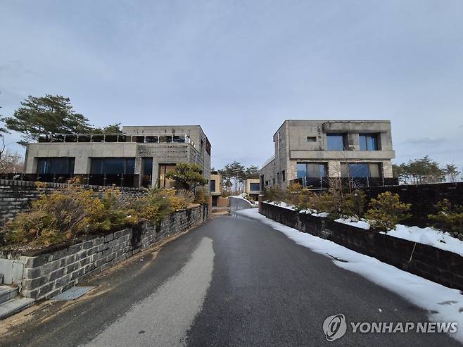 강원 고성군 한 타운하우스 전경 (강원 고성=연합뉴스) 류호준 기자 = 지난 17일 강원 고성군 토성면 원암리 한 타운하우스 4개 동이 텅 빈 채 방치돼 있다.
    이 땅의 소유주는 토지수용보상금 30억원 중 10%를 떼어주겠다며 실시설계 용역회사 소속 노선 설계 담당자에게 '노선 변경'을 청탁하고 2억원을 건넨 사실이 발각돼 처벌받았다. 2025.3.20 ryu@yna.co.kr