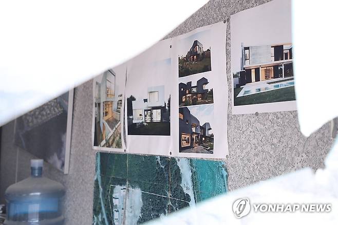 적막함 흐르는 강원 고성군 한 타운하우스 (강원 고성=연합뉴스) 류호준 기자 = 지난 17일 강원 고성군 토성면 원암리 한 타운하우스가 텅 빈 채 적막함이 흐르고 있다.
    이 땅의 소유주는 토지수용보상금 30억원 중 10%를 떼어주겠다며 실시설계 용역회사 소속 노선 설계 담당자에게 '노선 변경'을 청탁하고 2억원을 건넨 사실이 발각돼 처벌받았다. 2025.3.20 ryu@yna.co.kr