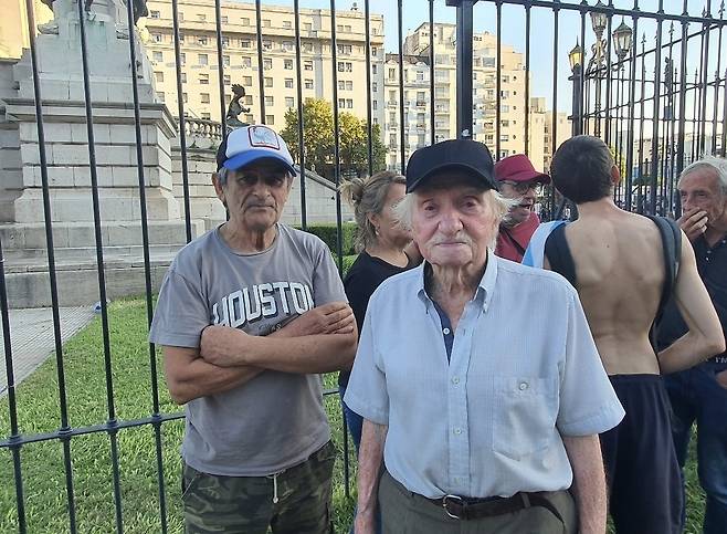 은퇴자 연금 시위에 나선 마르코(89) 씨 (부에노스아이레스=연합뉴스) 김선정 통신원 = 1993년도부터 매주 수요일마다 국회 앞에서 은퇴자 시위를 하고 있다는 마르코(89) 씨는 "현재 최저 은퇴연금으로는 인간으로 살 수 있는 최소한의 삶도 영위할 수 없다"며 "지난 30여년 전부터 우리의 권리를 주장하고 있지만, 밀레이 정부는 최악이다"라고 말했다. 2025.3.20 sunniek8@yna.co.kr