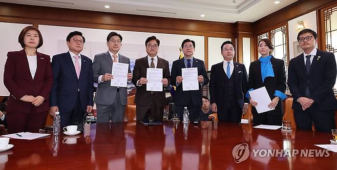 여야, 18년만의 연금개혁 합의 (서울=연합뉴스) 김주성 기자 = 우원식 국회의장과 국민의힘 권성동 원내대표, 더불어민주당 박찬대 원내대표가 20일 서울 여의도 국회의장실에서 국민연금 개혁안 합의문을 발표하고 있다. 
    왼쪽부터 국민의힘 김미애 의원(보건복지위 간사)·박형수 원내수석부대표·권성동 원내대표, 우원식 의장, 더불어민주당 박찬대 원내대표·박성준 원내수석부대표·강선우 의원(보건복지위 간사)·박주민 의원(보건복지위원장). 2025.3.20 utzza@yna.co.kr