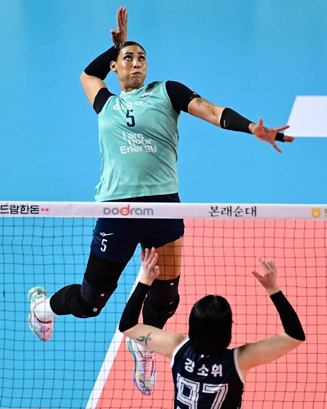 스파이크하는 GS칼텍스의 실바(위쪽) [한국배구연맹 제공. 재판매 및 DB 금지]