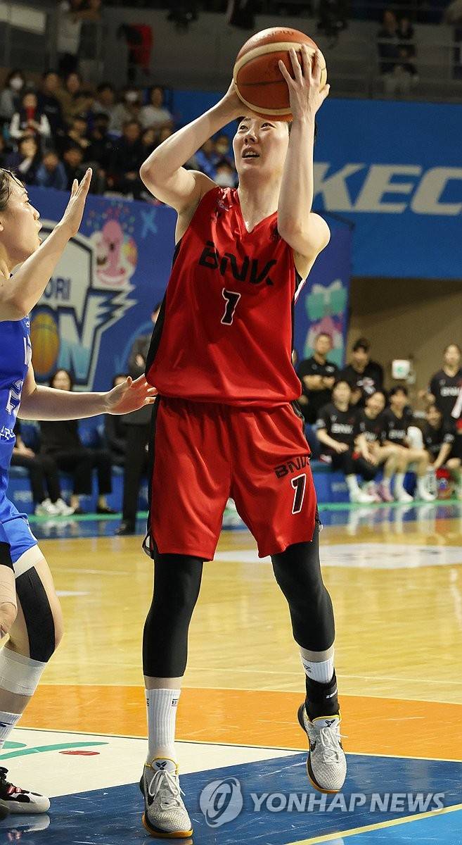 슛 시도하는 박헤진 (아산=연합뉴스) 강수환 기자 = 16일 충남 아산 이순신체육관에서 열린 하나은행 2024~2025 여자프로농구 챔피언결정전 1차전 아산 우리은행과 부산 BNK 썸의 경기. BNK 박혜진이 슛을 시도하고 있다. 2025.3.16 swan@yna.co.kr