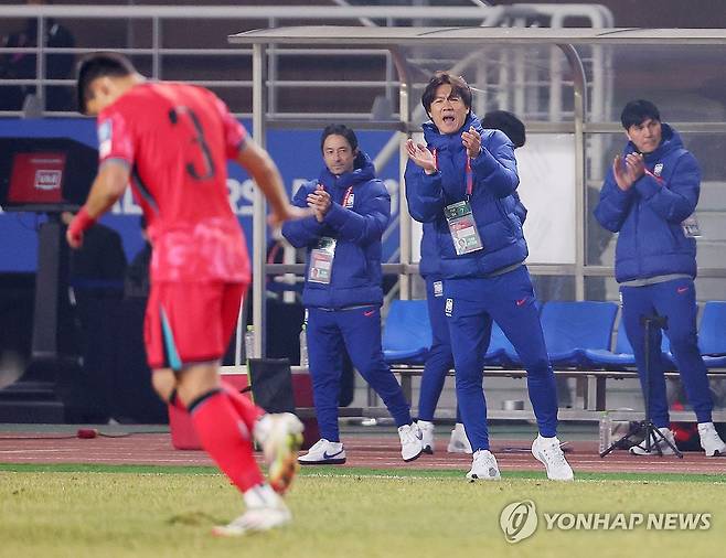 이태석 격려하는 홍명보 감독 (고양=연합뉴스) 김도훈 기자 = 20일 경기도 고양종합운동장에서 열린 2026 북중미 월드컵 아시아 3차 예선 B조 7차전 대한민국과 오만의 경기. 홍명보 감독이 중거리 슛을 시도한 이태석을 향해 격려의 박수를 보내고 있다. 2025.3.20 superdoo82@yna.co.kr