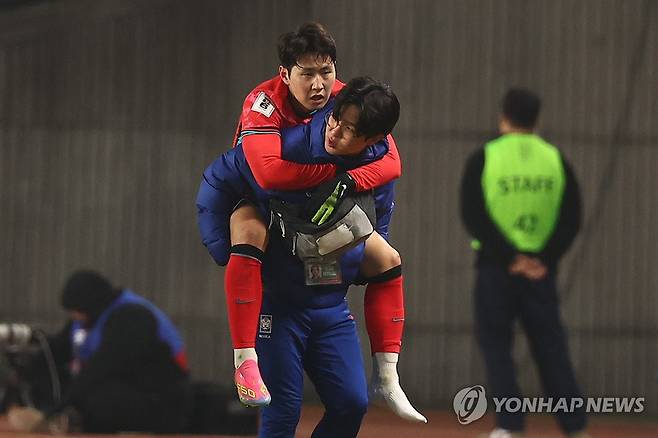 업혀 나가는 이강인 (고양=연합뉴스) 서대연 기자 = 20일 경기도 고양종합운동장에서 열린 2026 북중미 월드컵 아시아 3차 예선 B조 7차전 대한민국과 오만의 경기에서 부상으로 교체된 이강인이 업혀 나가고 있다. 2025.3.20 dwise@yna.co.kr