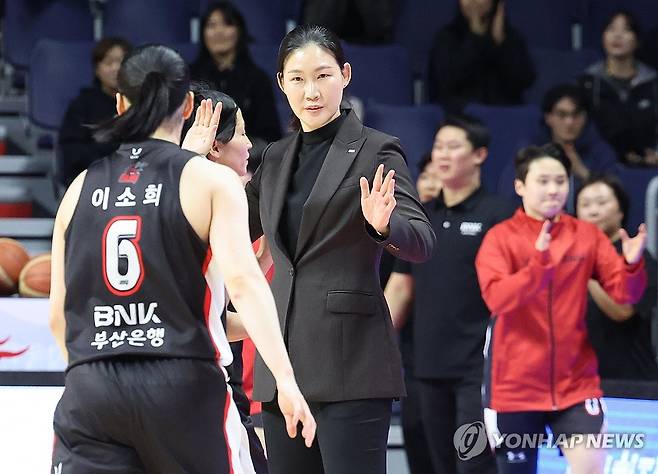 이소희 잘했어~ (부산=연합뉴스) 강선배 기자 = 11일 부산 사직체육관에서 열린 하나은행 2024~2025여자프로농구 플레이오프 5차전 부산 BNK 썸과 용인 삼성생명 블루밍스의 경기. BNK 박정은 감독이 작전타임 때 선수를 격려하며 맞이하고 있다. 2025.3.11 sbkang@yna.co.kr