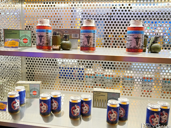 게임 속 아이템들도 재현돼 행사장에 전시됐다.