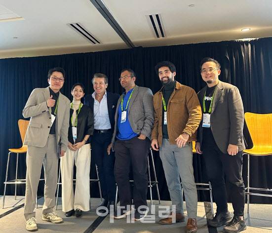 안재만(좌측 첫째) 베슬AI 대표, 오예슬 베슬AI 미국사업 개발 총괄이 ‘GTC 2025’ 2일차 세션에서 참가 기업 관계자들과 기념촬영을 하고 있다(사진=베슬AI)