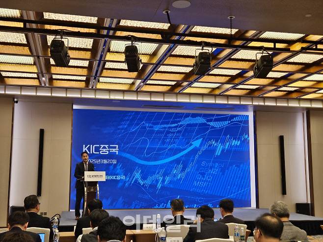 김종문(단상 위) KIC중국 센터장이 20일 중국 베이징 홀리데이인호텔에서 열린 ‘KIC중국 창업대회’에서 인사말하고 있다. (사진=이데일리 이명철 특파원)